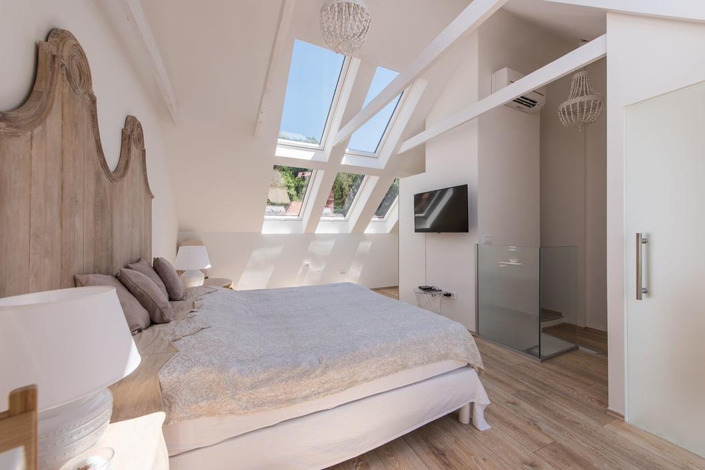 Apartma Ab - The Princess Castle Triplex *